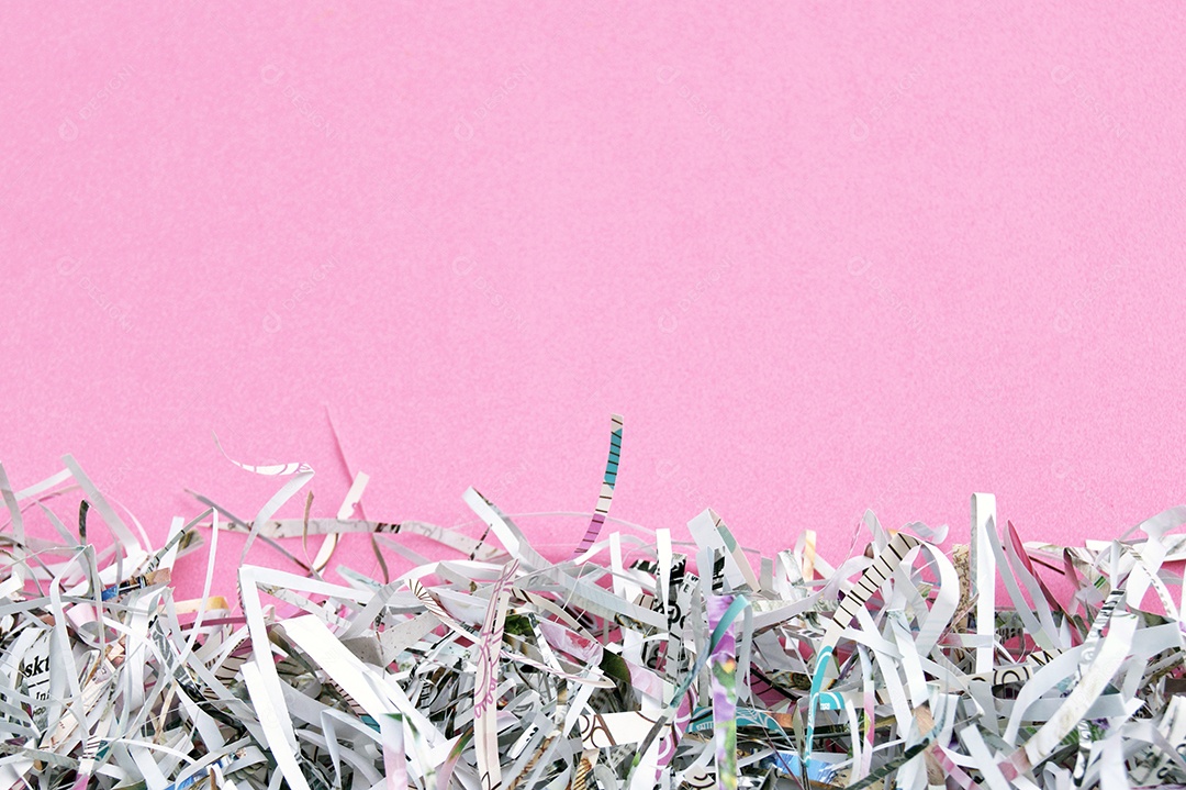 Papel cortados picados sobre fundo rosa