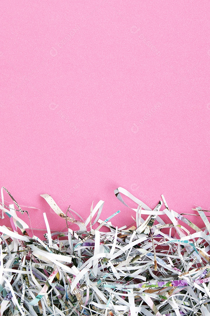 Papéis cortados sobre fundo rosa