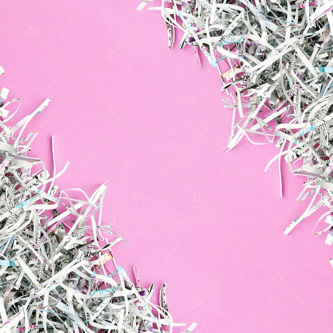Textura de papéis cortados picados sobre fundo rosa