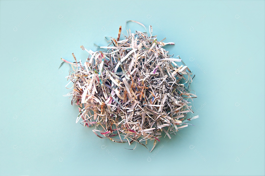 Papel cortados e picados embolados sobre fundo azul