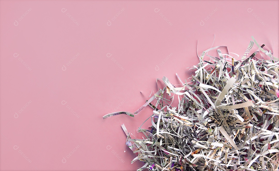 Papéis cortados sobre fundo rosa