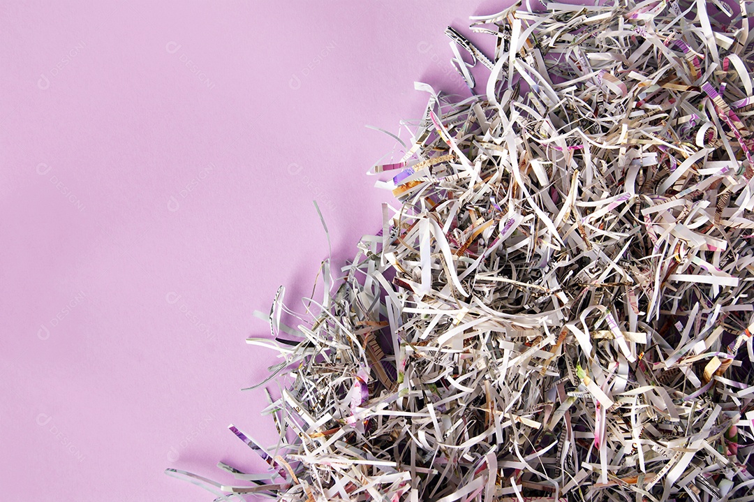 Papel picado sobre fundo lilás