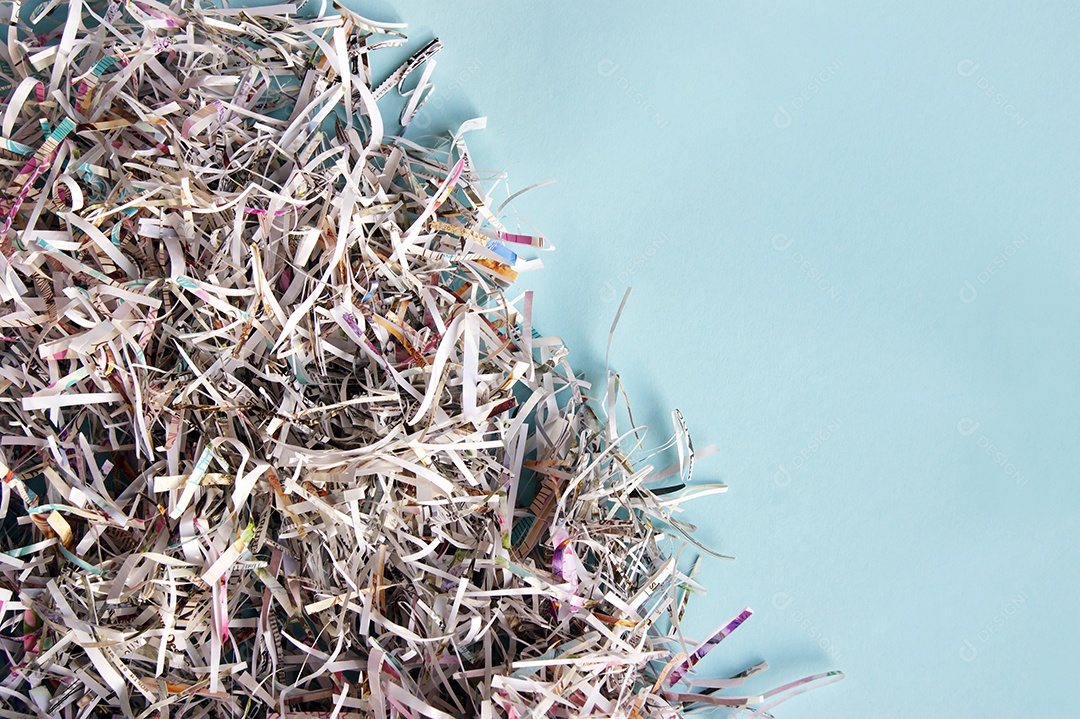 Papéis cortados sobre fundo azul