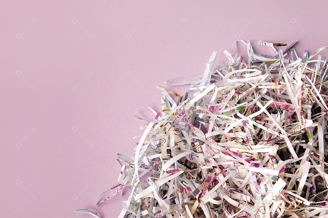 Papel picados embolados sobre fundo lilás