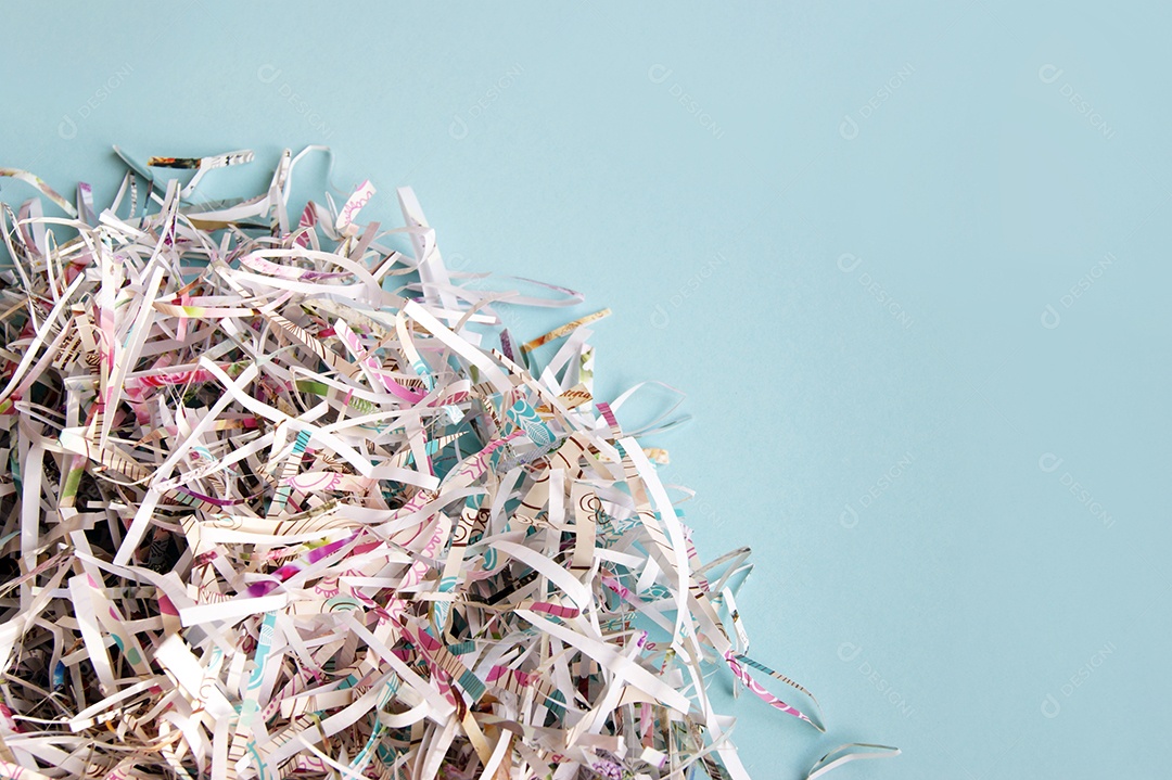 Papel cortados e picados sobre fundo azul