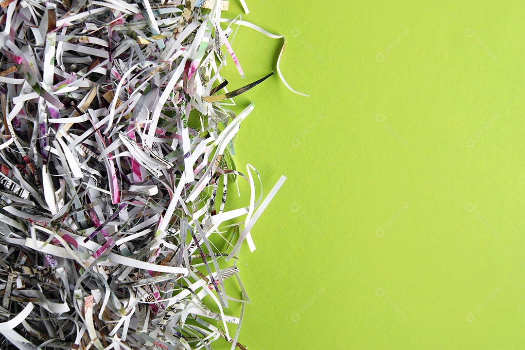 Papéis cortados sobre fundo verde