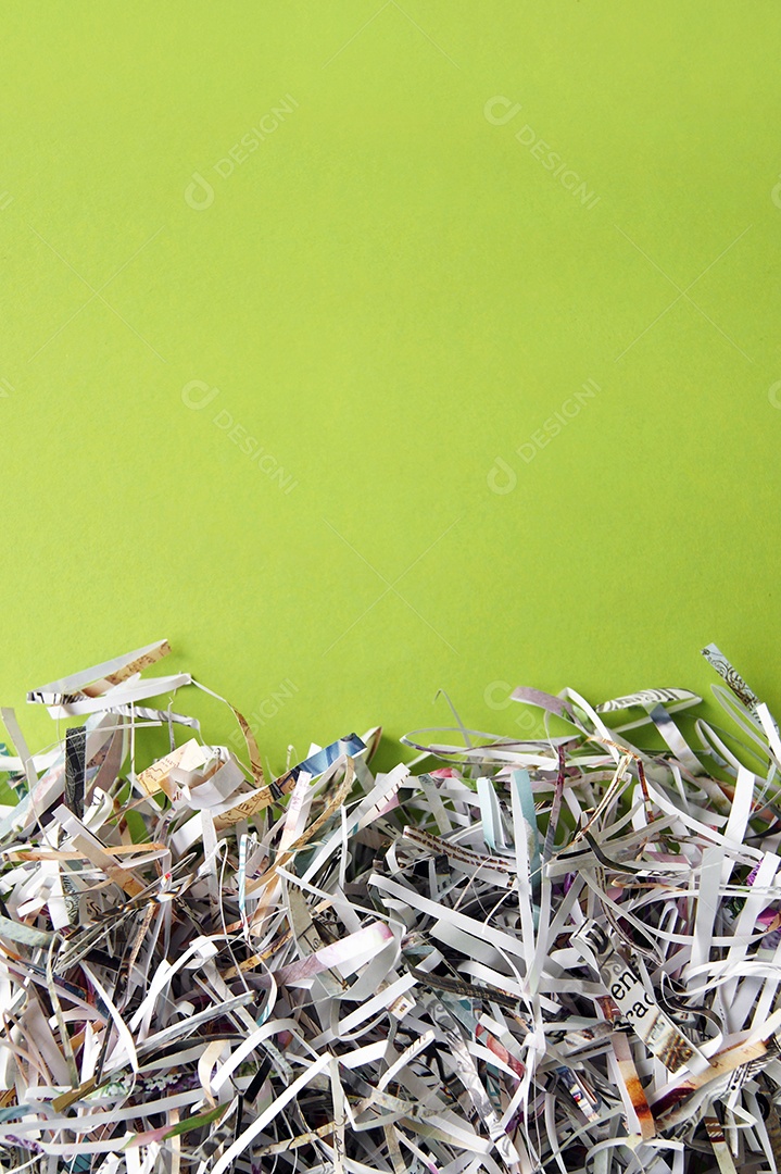 Papéis cortados sobre fundo verde