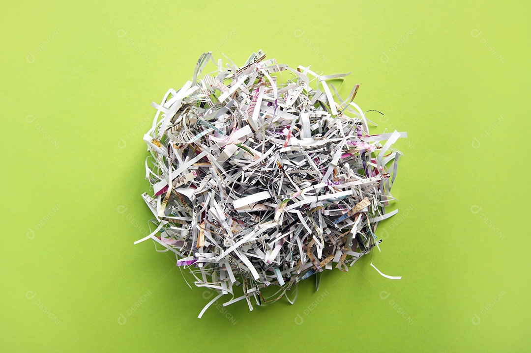 Papel picados embolados sobre fundo verde