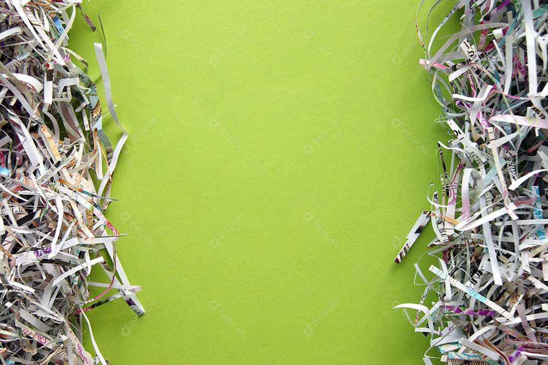 Textura de papel picotados sobre fundo verde
