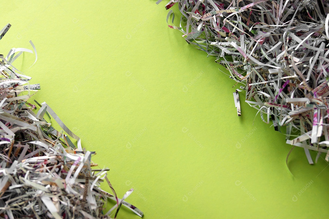 Papéis picotados sobre fundo verde