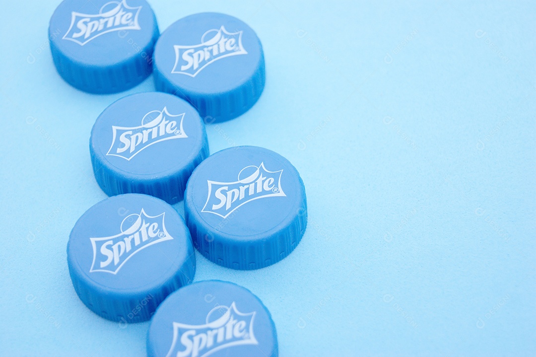 Tampas de sprite sobre fundo azul