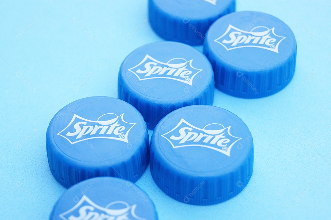Tampas de refrigerante sprite sobre fundo azul