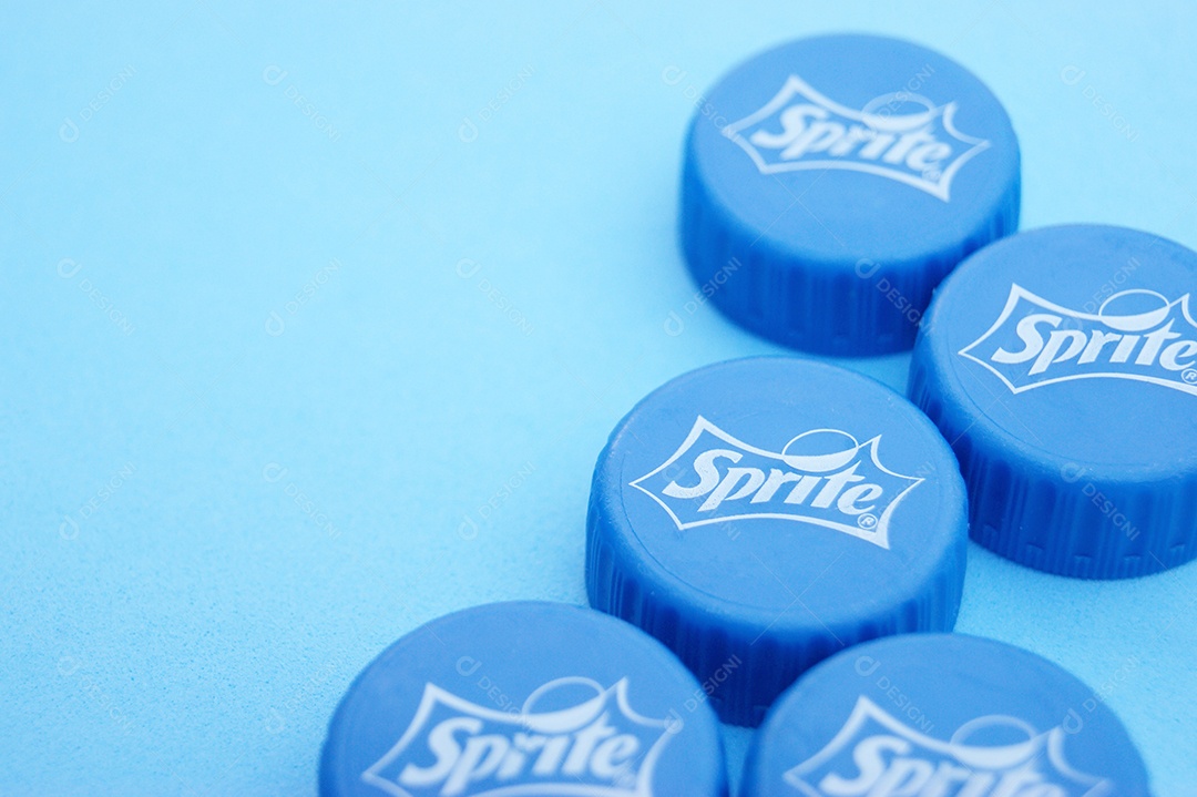 Tampas de sprite sobre fundo azul