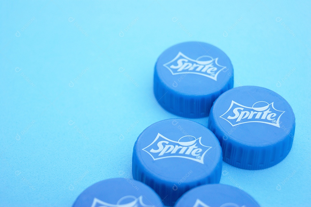 Tampas de sprite sobre fundo azul