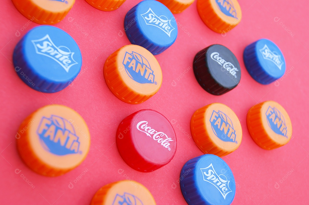 Várias tampas de refrigerante de sabores diferentes