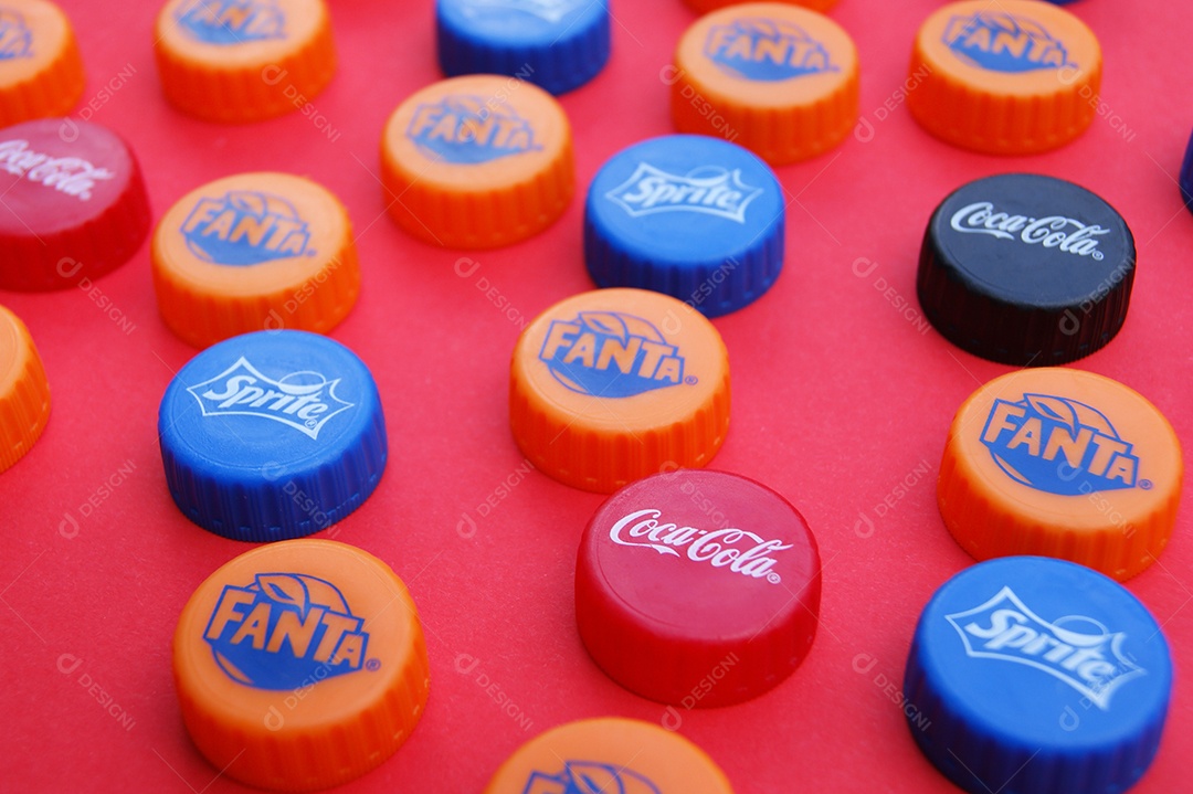 Muitas tampas de garrafas de diferentes de refrigerante
