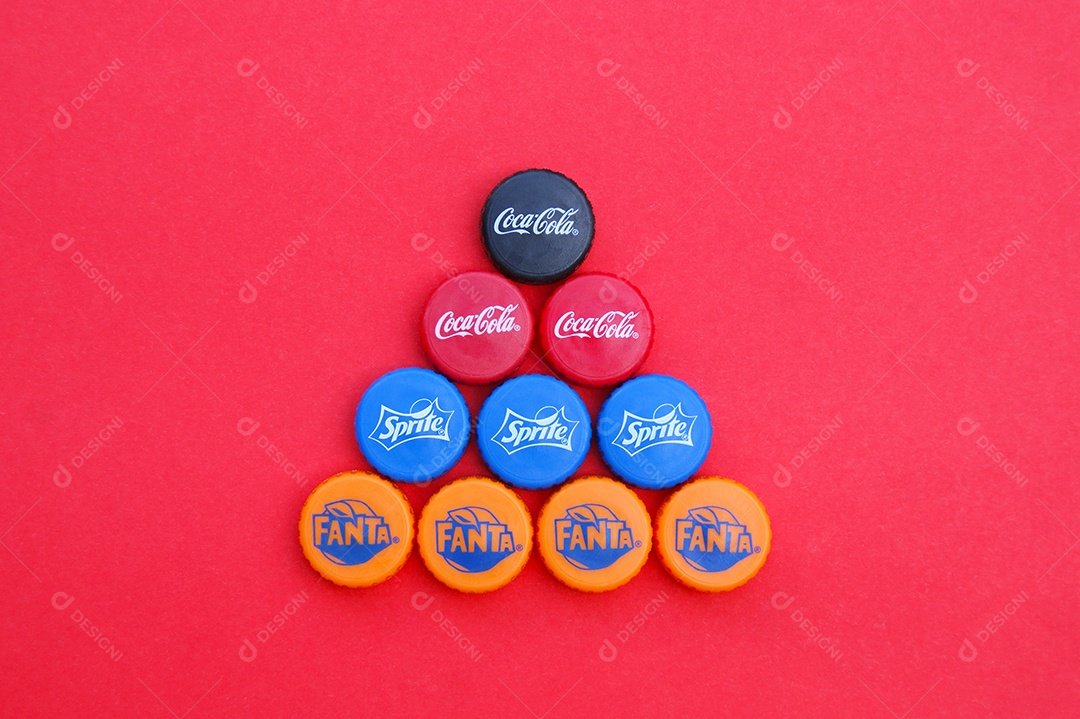 Muitas tampas de garrafas de diferentes de refrigerante