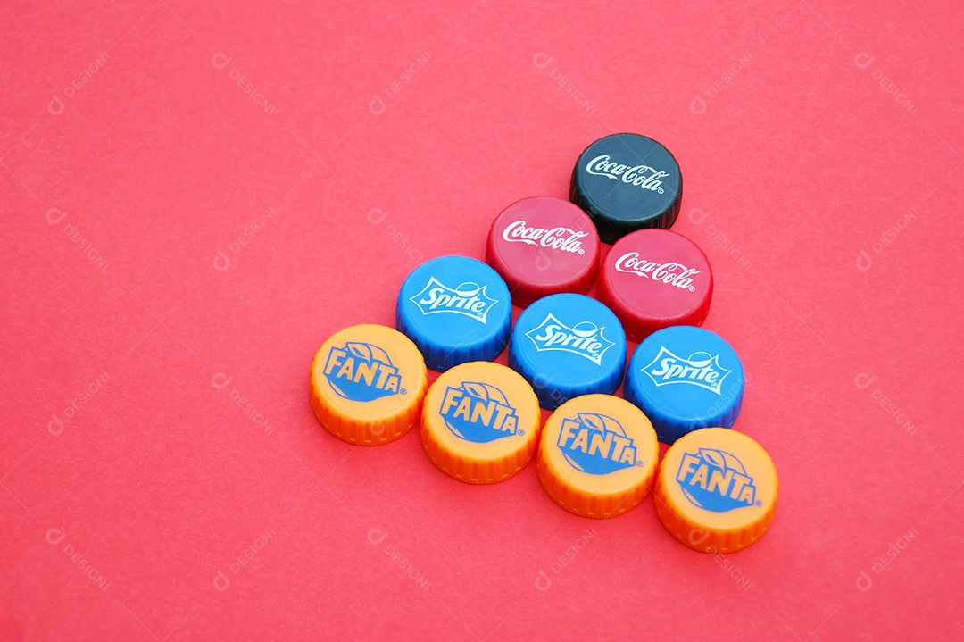 Muitas tampas de garrafas de diferentes de refrigerante