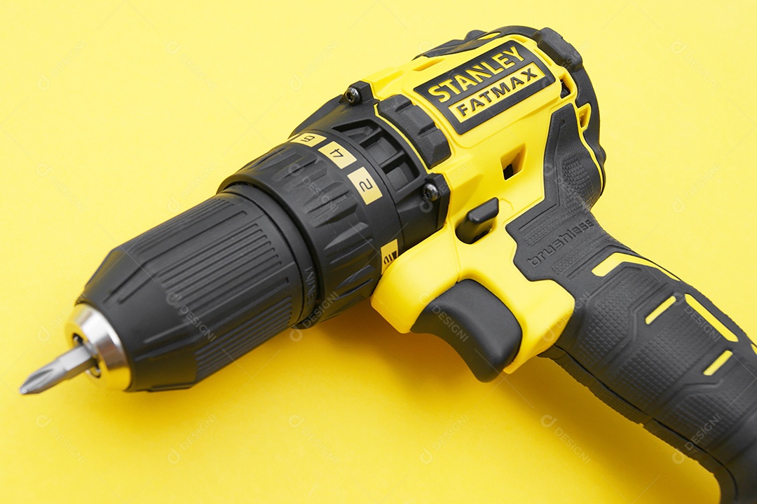 A nova chave de fenda sem fio de Stanley sobre fundo amarelo.