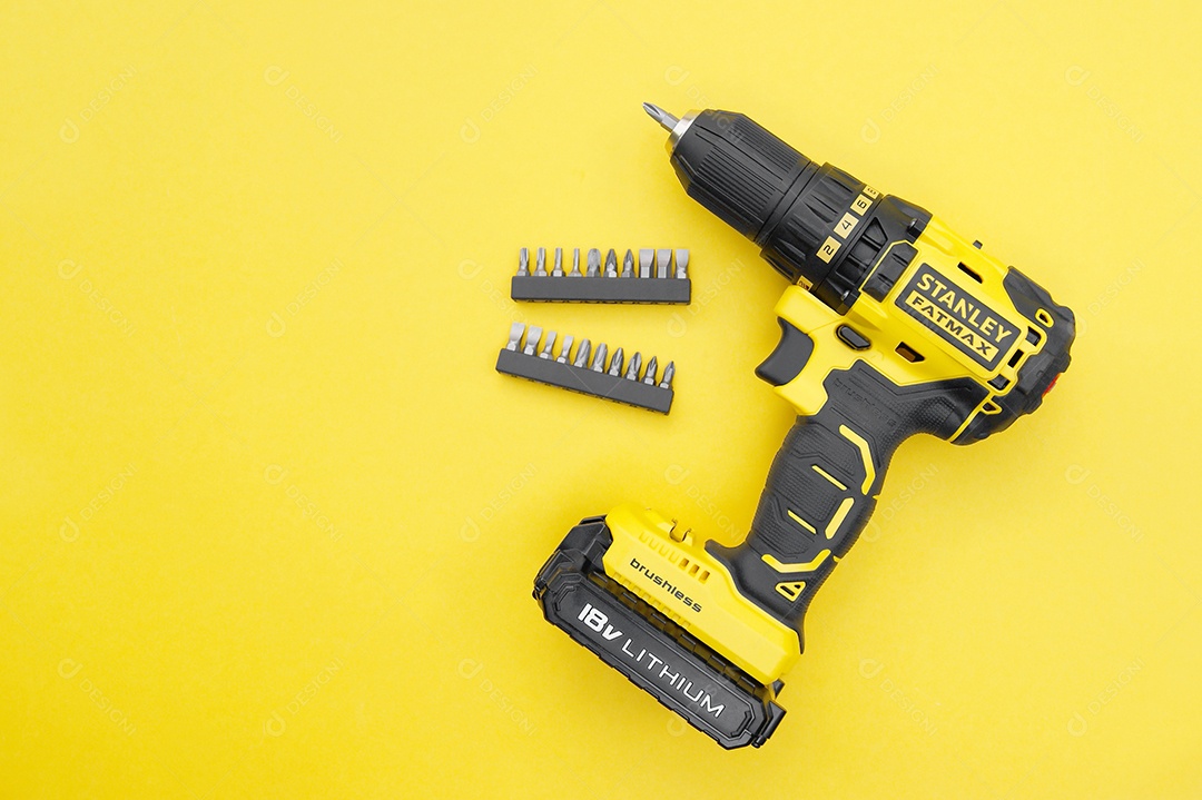 A nova chave de fenda sem fio de Stanley em um fundo amarelo.