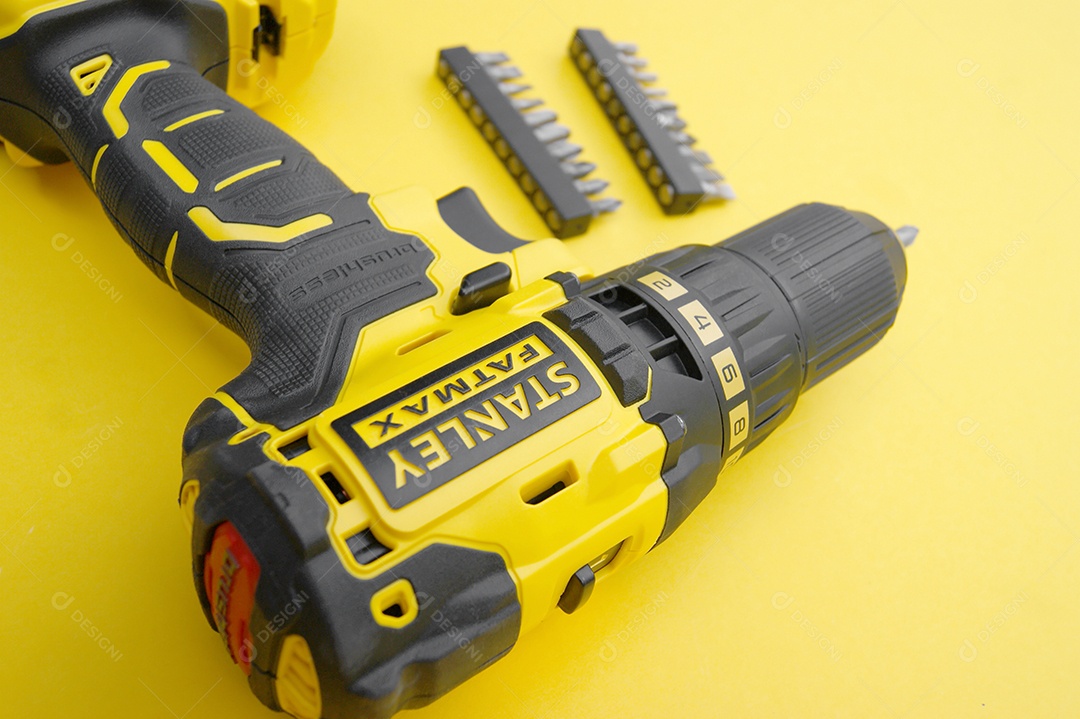 A nova chave de fenda sem fio de Stanley em um fundo amarelo.