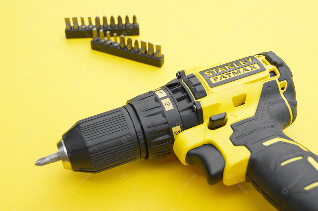 A nova chave de fenda sem fio de Stanley em um fundo amarelo.