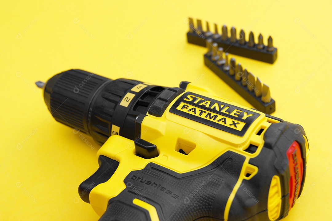 A nova chave de fenda sem fio de Stanley em um fundo amarelo.