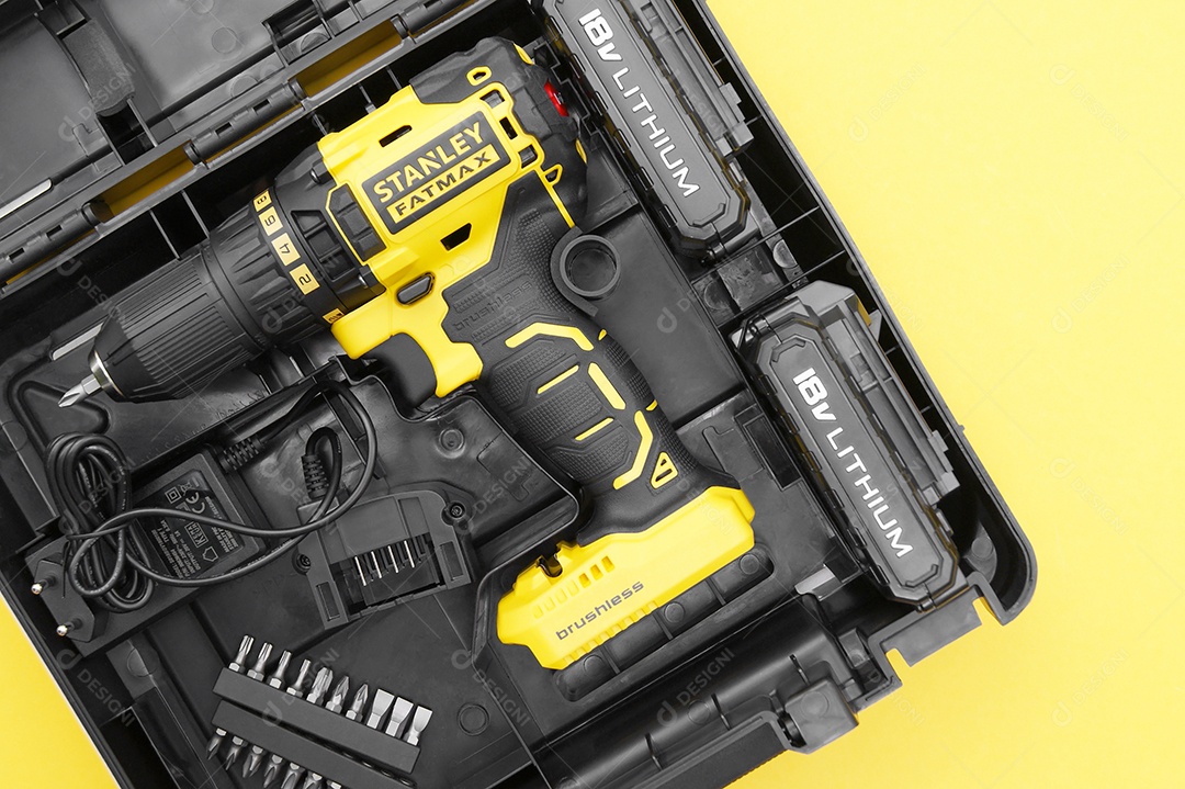 A nova chave de fenda sem fio de Stanley em um fundo amarelo.
