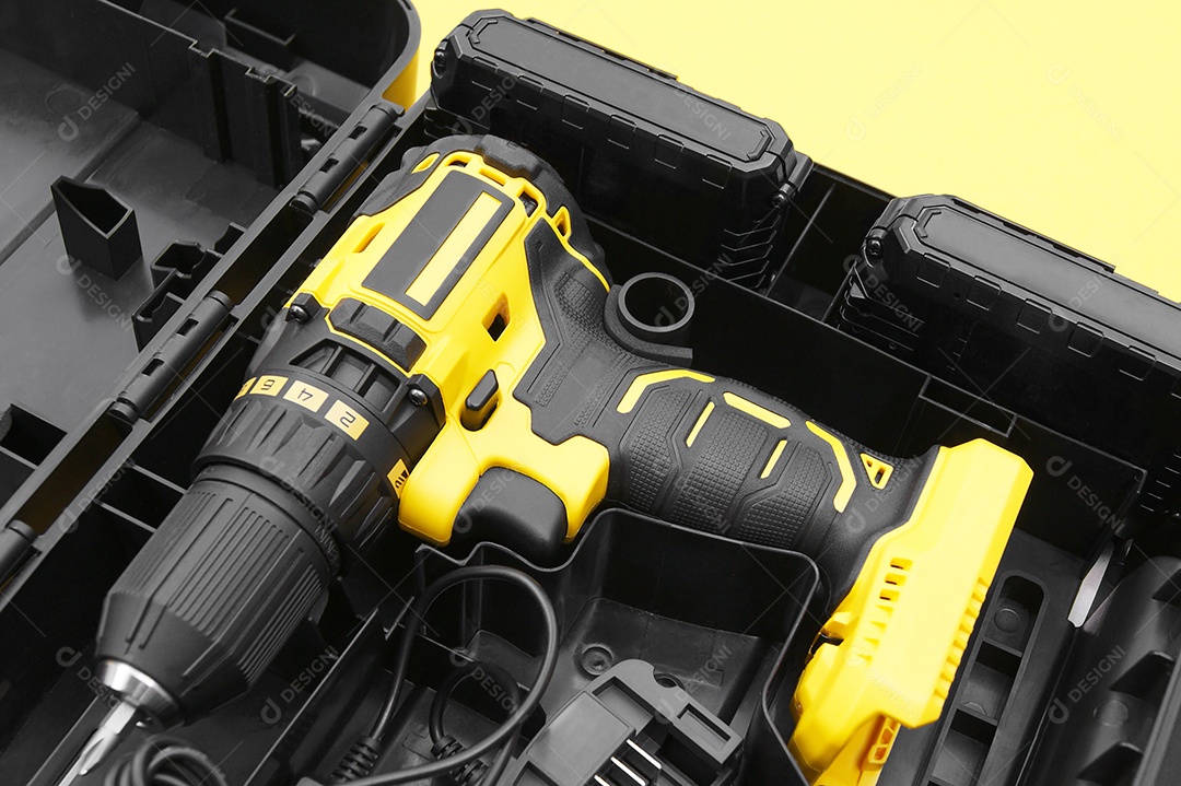 A nova chave de fenda sem fio de Stanley em um fundo amarelo.