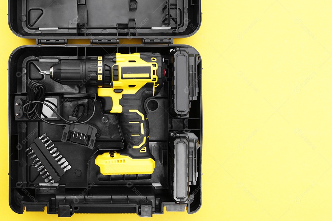 A nova chave de fenda sem fio de Stanley em um fundo amarelo.