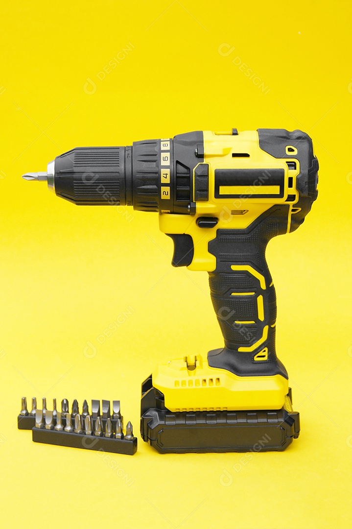 A nova chave de fenda sem fio de Stanley em um fundo amarelo.