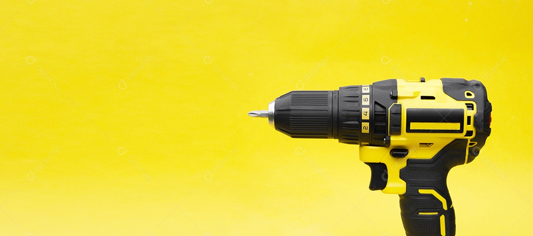 A nova chave de fenda sem fio de Stanley em um fundo amarelo.