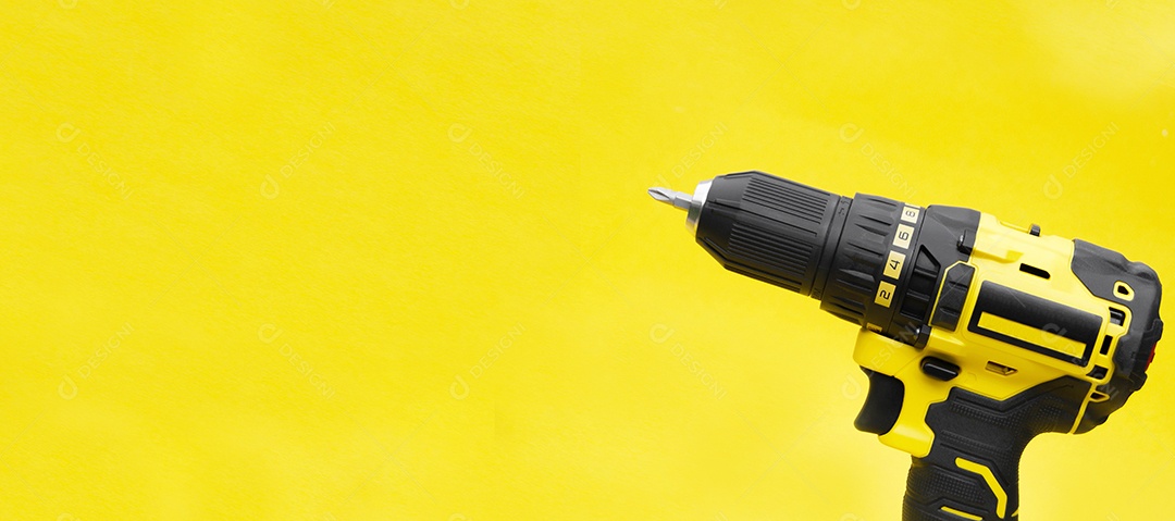 A nova chave de fenda sem fio de Stanley em um fundo amarelo.