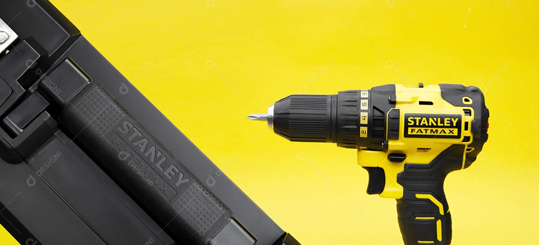 A nova chave de fenda sem fio de Stanley em um fundo amarelo.