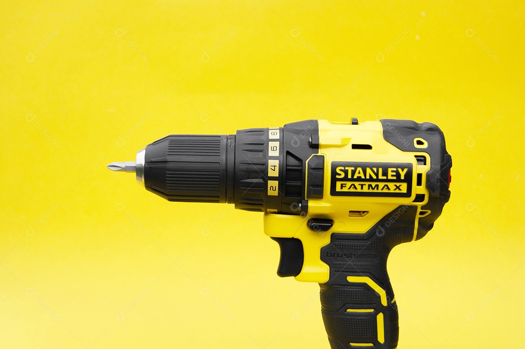 A nova chave de fenda sem fio de Stanley em um fundo amarelo.
