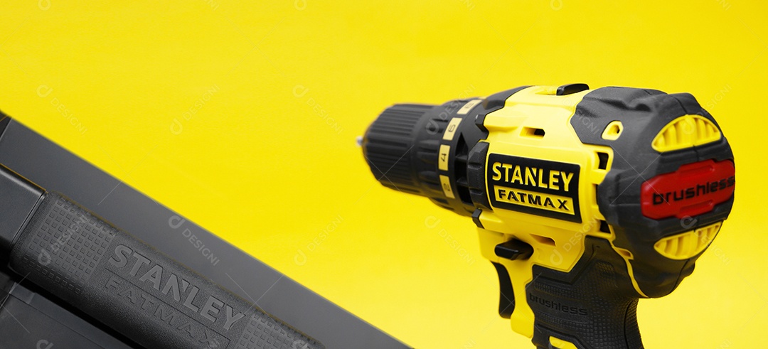 A nova chave de fenda sem fio de Stanley em um fundo amarelo.