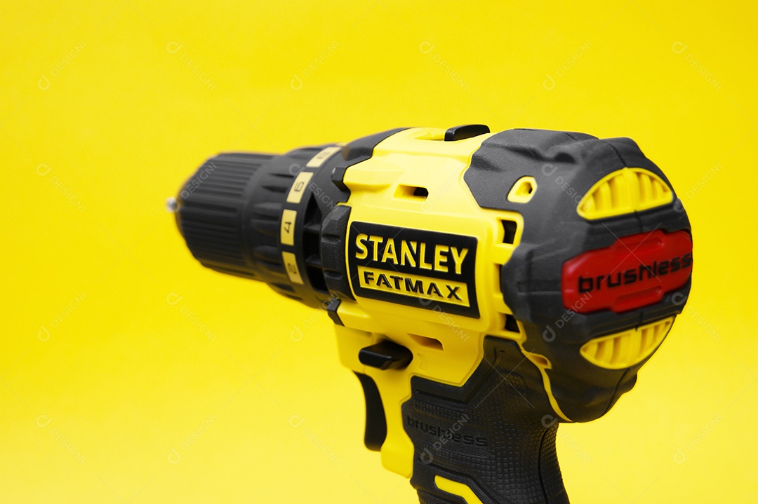 A nova chave de fenda sem fio de Stanley em um fundo amarelo.