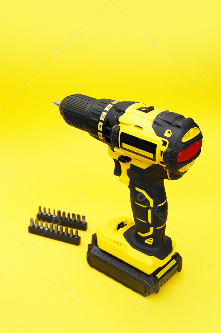 Parafusadeira preta e amarela sobre fundo amarelo