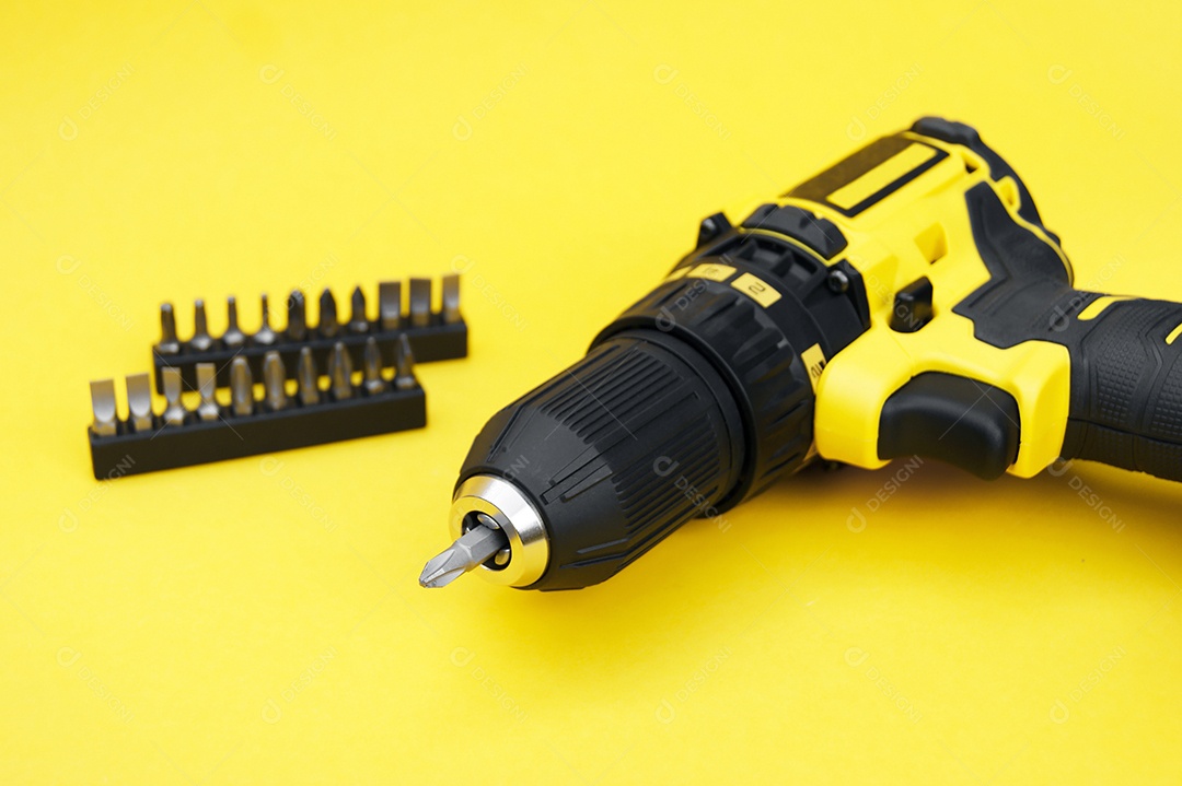 A nova chave de fenda sem fio de Stanley em um fundo amarelo.