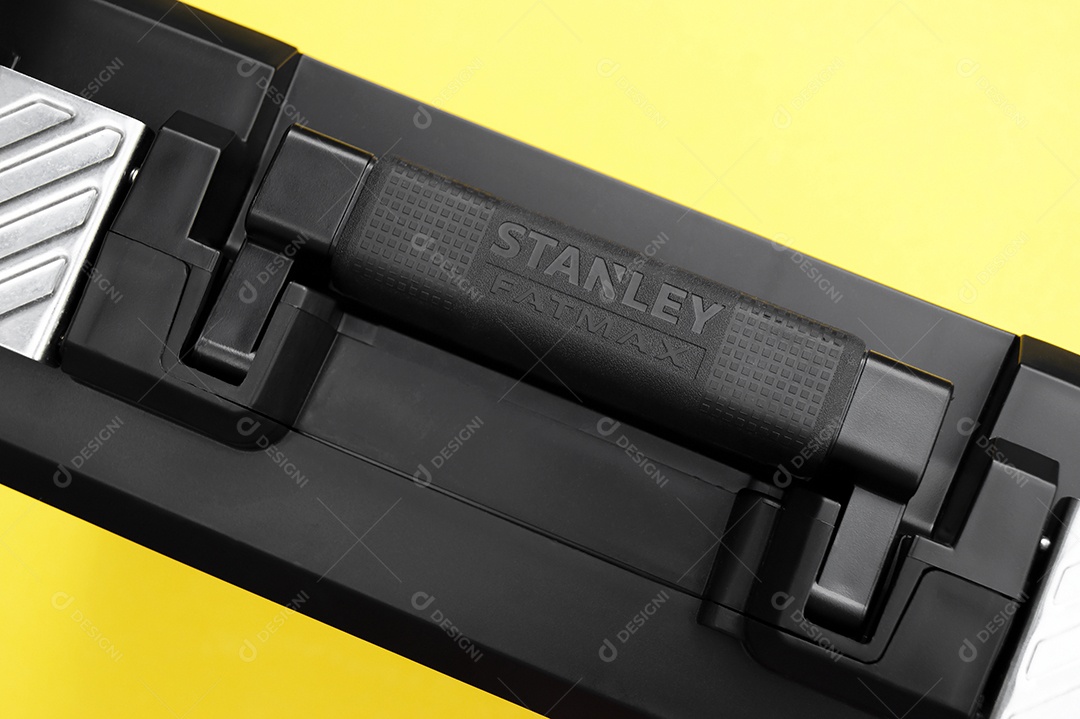 A nova chave de fenda sem fio de Stanley em um fundo amarelo.