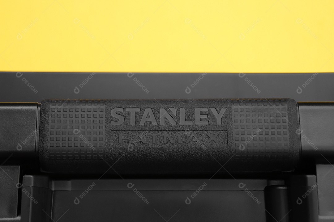 A chave de fenda amarela-preta sobre um fundo amarelo, um conjunto de bits.