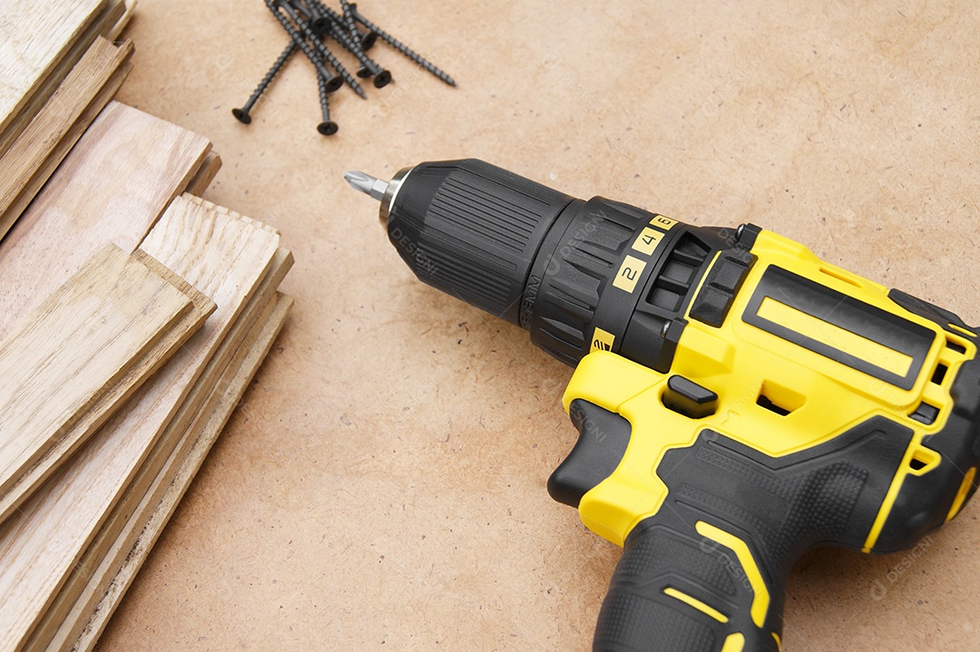 A chave de fenda amarela-preta sobre um fundo amarelo, um conjunto de bits.