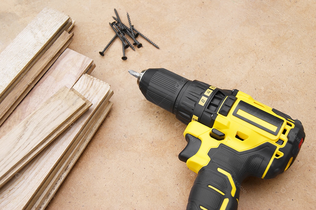 A chave de fenda amarela-preta sobre um fundo amarelo, um conjunto de bits.