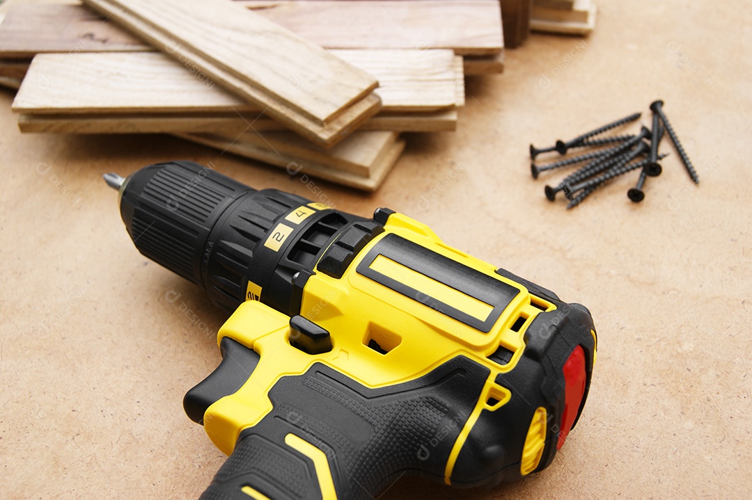 A chave de fenda amarela-preta sobre um fundo amarelo, um conjunto de bits.