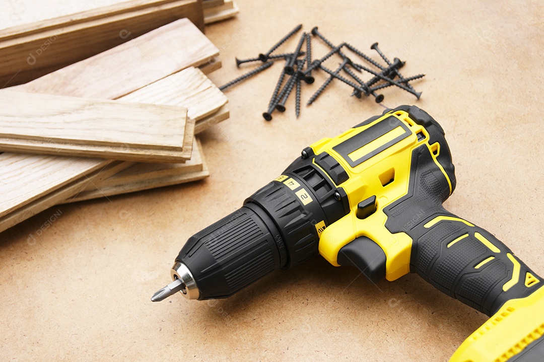 Tábuas e parafusos com chave de parafusadeira