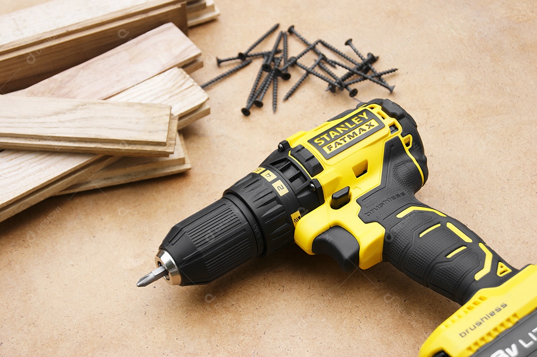 Tábuas com parafusos e parafusadeira