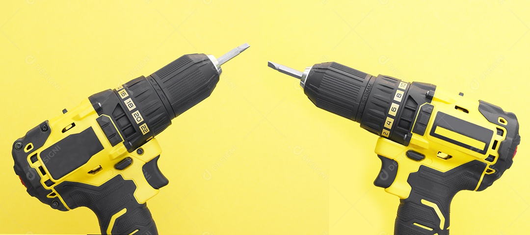 Duas parafusadeiras sobre fundo amarelo