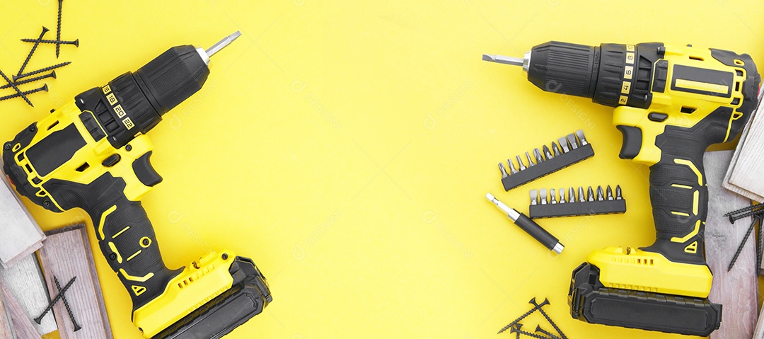 Parafusadeiras tábuas parafusos chaves sobre fundo amarelo
