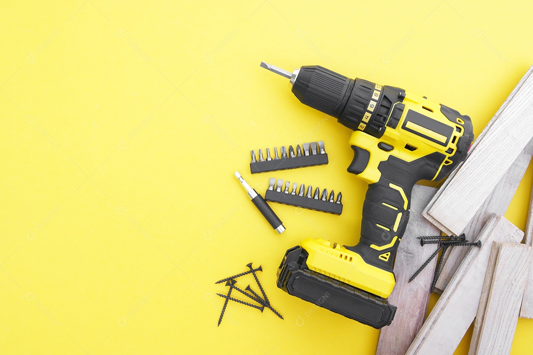Ferramenta pregos e buchas furadeira preta e amarelo