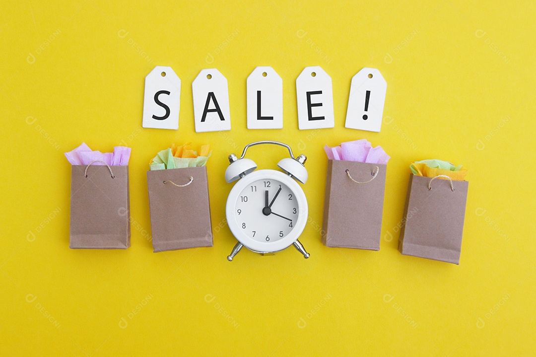 Etiquetas escritas venda com sacolas e relógio branco sobre fundo amarelo